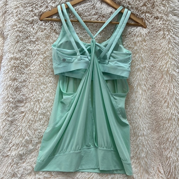 Lululemon athletica top size 10 w/ build in bra & removable cup inserts - Picture 8 of 17